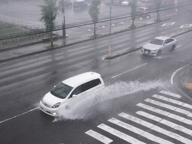 雨　レンタカーを運転するときはスピードに気を付けて